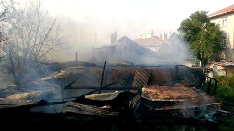 İ­s­t­a­n­b­u­l­­d­a­ ­ç­ı­k­a­n­ ­y­a­n­g­ı­n­d­a­ ­t­e­k­ ­k­a­t­l­ı­ ­e­v­ ­k­ü­l­ ­o­l­d­u­